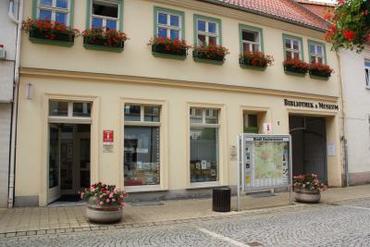 Gebäudeansicht von gegenüber mit Eingang zur Bibliothek
