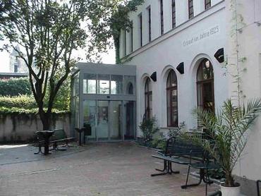 Eingang der Stadtbibliothek vom Hof