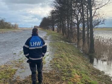 Hochwasser überspülter Deich