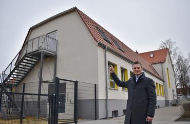 Foto Bürgermeister vor Diesterweggrundschule_02.2024