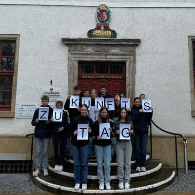 Gruppenfoto Rathaustreppe Zukunftstag 25.04.2024
