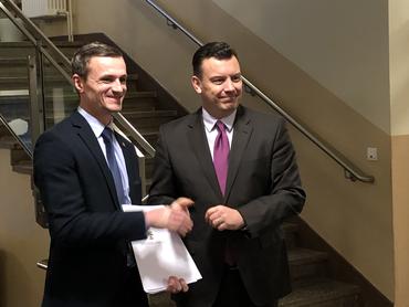 Finanzminister André Schröder übergibt Bürgermeister Benjamin Kanngießer die Fördermittelbescheide für die Sanierung der Diesterweg-Grundschule
