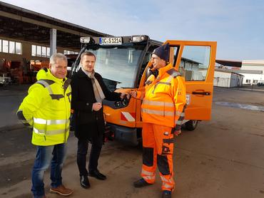 Fred Häbecke, Bürgermeister Benjamin Kanngiesser und Udo Reinsch freuen sich über das neue Mutlicar des Bauhofes.