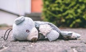 Am Boden liegender Teddyb&auml;r