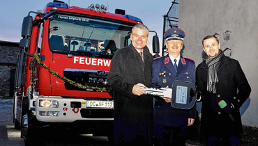 Wehrleiter Detlef Heine (Mitte) nimmt von Inneminister Holger Stahlknecht (links) und Bürgermeister Benjamin Kanngießer den symbolischen Zündschlüssel für das neue Löschfahrzeug entgegen.