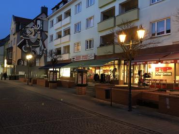 Zwei Straßenlampen in der Halberstädter Straße, links mit neuem Leuchtmittel, rechts mit bisheriger Helligkeit.